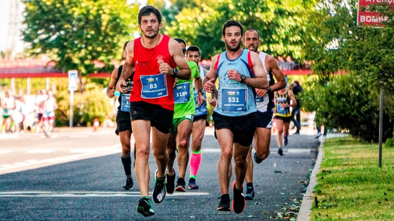 Solo o in compagnia: come scegliere il modo di correre che ti porta davvero lontano